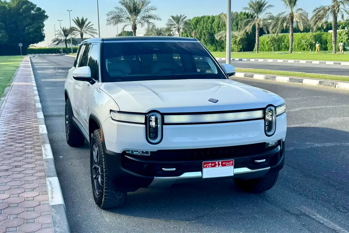 Rivian R1S 2023 — photo 1 of 20
