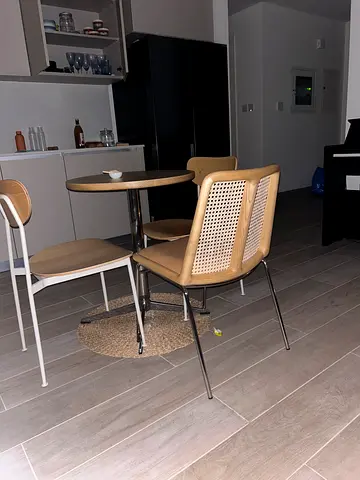 Set of table and chaires rattan-back bar stools with small high table — good condition