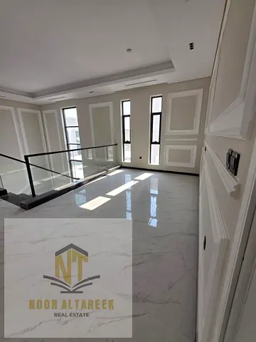 للبيع فيلا مستقلة – منطقة الحوشي فرصة مميزة لامتلاك فيلا فاخرة بتصميم واسع وتشطيب راقٍ في موقع هادئ ومميز. تفاصيل الفيلا: فيلا مستقلة خمس غرف نوم ماست