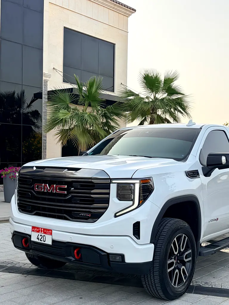 GMC Sierra 2023 — photo 1 of 17