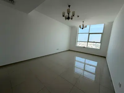 أفخم شقة غرفتين وصالة مع 2 غرف ماستر غرفة خادمة خزائن بالحائط بلكونة موزع مع باركن مجاني و اطلالة بحرية مع تسهيلات في الدفع جدا ممتازة