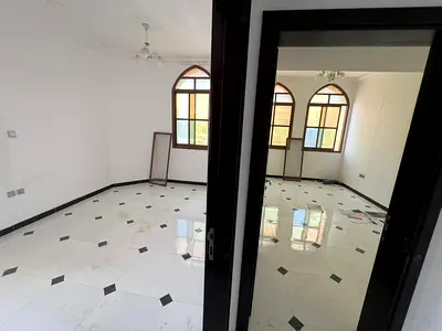 : شقة غرفتين وصالة للإيجار السنوي في الروضة 3 بالقرب من شارع الشيخ عمار بمساحة كبيرة وبلكونة وتشطيب مميز