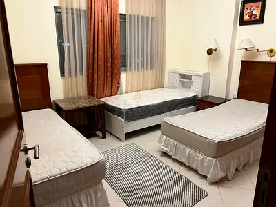bed space with 2 girls 3 mins far from metro station