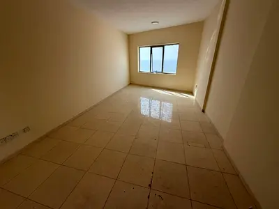 : شقة ثلاث غرف وصالة للإيجار السنوي أول صف على كورنيش عجمان بإطلالة بحرية بانورامية ومساحات واسعة