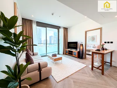 Bright 1BR in Peninsula Three | Scenic Water Views