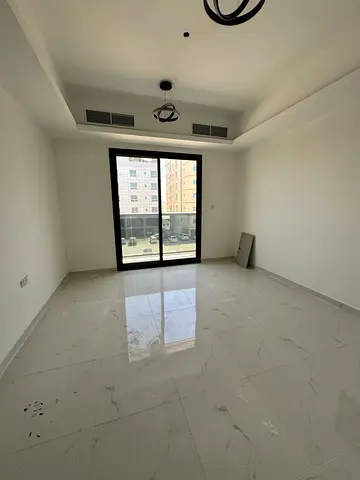 غرفتين وصالة للإيجار السنوي في الحميدية عجمان موقع مميز مع بلكونة وخزائن حائط وشهر مجاني