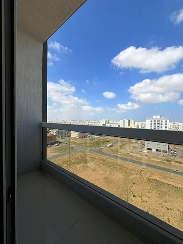 غرفتين وصاله مع 3 حمام من المالك مباشرا اول ساكن غرف النوم ماستر بداخلها خزائن بالحائط مساحات كبيره واطلاله كامله مفتوحه