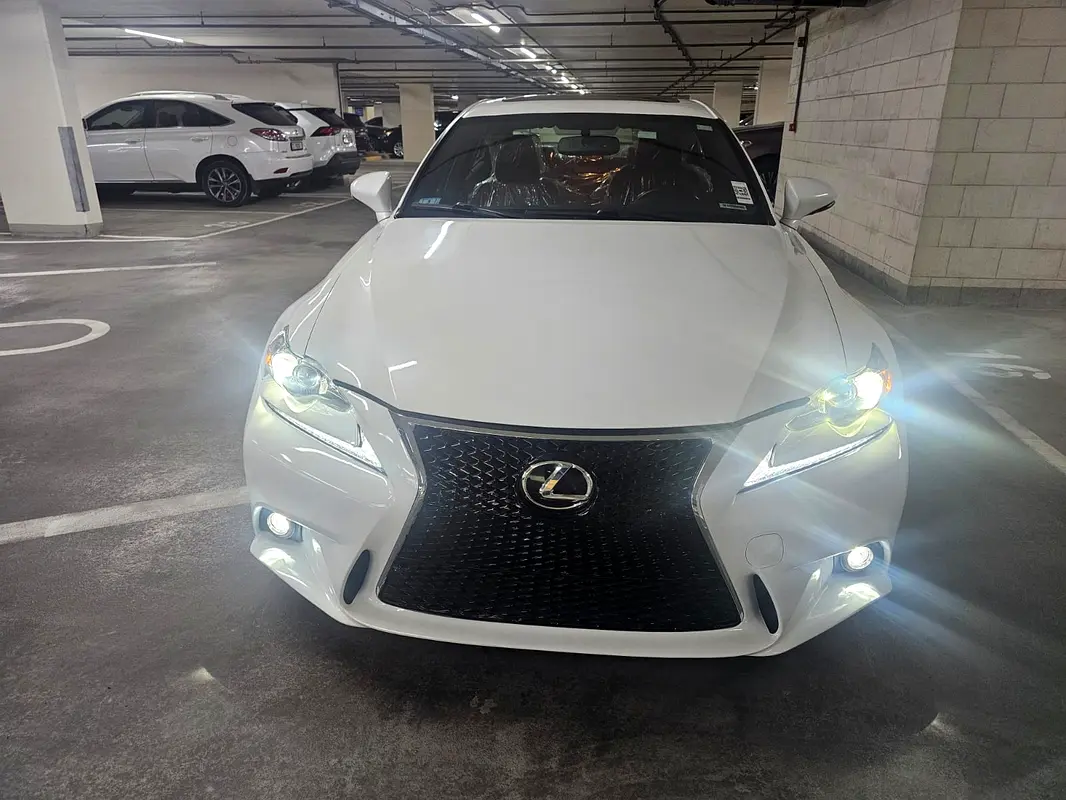Lexus IS-Series 2016 — photo 1 of 12