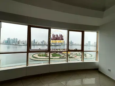 شقة 4 غرف وصالتين في المجاز 3 بإطلالة بحرية مباشرة على الكورنيش، بلكونتين، غرفة خادمة ماستر، 5 حمامات، تكييف وباركينغ مجاني بسعر 115,000 درهم