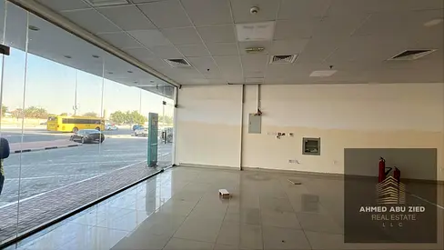 محل تجاري بمساحة 760 قدم للإيجار في الروضة 1 على شارع الشيخ مكتوم بن راشد موقع مميز على الطريق الرئيسي مناسب لمختلف الأنشطة