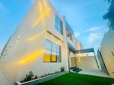 فيلا فاخرة جاهزة للسكن بمساحة واسعة وتصميم عملي، تضم حوش مع حديقة وارتداد أمام الفيلا للسيارات، مثالية للعائلات الباحثة عن الراحة والفخامة.