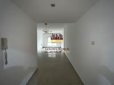 شقة غرفة وصالة في المجاز 3 الشارقة، غرفة ماستر، حمامين، اطلالة مفتوحة، موقع مميز قريب من الخدمات ودبي. السعر 40,000 سنوياً.