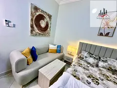 Sharjah, Al Butinah: Furnished studio apartment with a fully equipped kitchen and separate living/sl