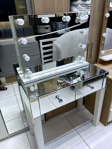 DRESSING TABLE WITH BULBS
