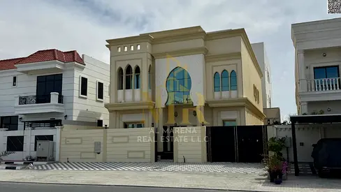 Two-story villa with a roof, including central air conditioning. Own your dream villa and invest in a luxurious villa in the heart of Al-Aliya.