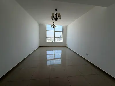 باركن مجانا مع غرفتين ماستر وغرفة خادمة وصالة كبيرة جدا مع بلكونة اطلالة بحرية موقع متميز جدا مطلة علي الكورنيش غير المساحة الكبيرة