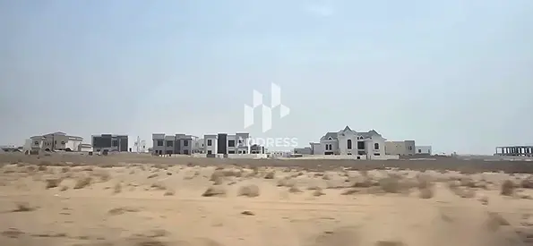 أرض تجارية سكنية على الحديق مباشر على طريق خورفكان – روضة القرط الشارقة موقع ممتاز