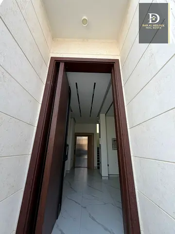 للبيع فى الشارقة   منطقة الحوشى   فيلا بموقع مميز  زاوية على شارعين  تتكون من ارضى وأول وروف