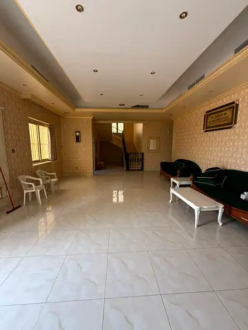 فيلا في الرحماني 1 تشطيب سوبر لوكس مساحه هائله _ ملحق كبير جدا وجديد _ فيلا نظيفه جداا وجاهزه للسكن