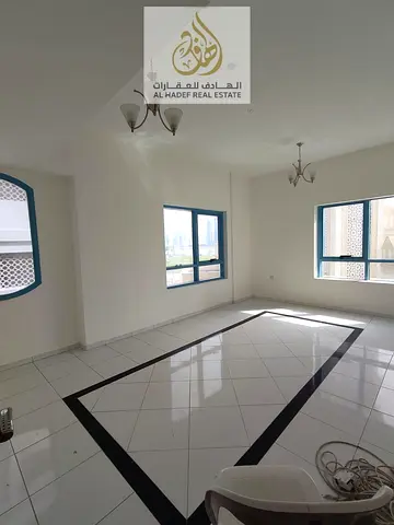 شقة غرفة وصالة للإيجار في الشارقة الخان مع بلكونة وموقع مميز قريب من الكورنيش ومتاح بجانبها جميع الخدمات