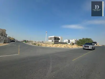 � للبيع في الشارقة – ارض زاويه في منطقة الحوشي | فرصة ذهبية