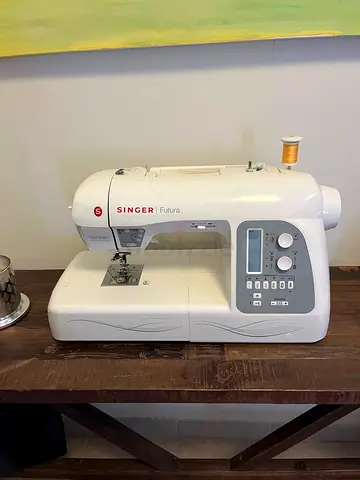 Singer Futura XL-550 Sewing  Embroidery Machine Selling Singer Futura XL-550 sewing + embroidery