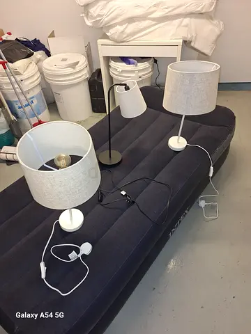 Inflatable round air bed with built-in electric pump - working