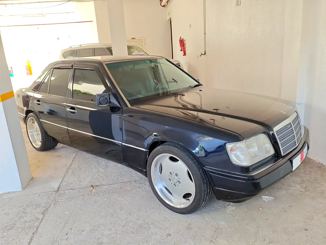 Mercedes-Benz E-Class 1995 — photo 1 of 9
