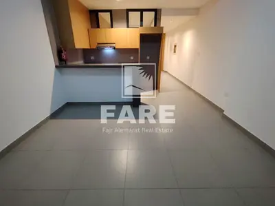 استوديو مقسم، مزوّد بأجهزة مطبخ، بتصميم جديد كلياً