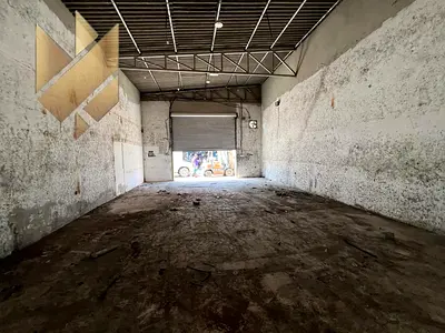 فرصة مميزة مستودع للإيجار في الصناعية 8 الشارقة مساحة 1000 قدم موقع قريب من دبي مقابل القصيص مباشرة