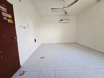 استديو مع مطبخ منفصل للايجار السنوي في الروضة 2، عجمان. مساحة واسعة، تقسيم ممتاز، حمام كامل، تكييف اسبيلت، موقع مميز قريب من الخدمات.