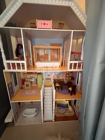 Perfect dolls / Barbie house with furniture
