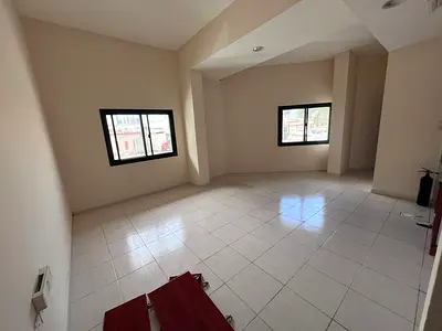 استديو بمطبخ منفصل وبلكونة للإيجار السنوي في الراشدية 3 عجمان شارع المرور القديم