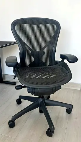 Herman Miller Like New Chair Aeron Classic fully loaded
