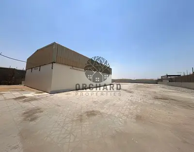 مساحة ١٠٠٠٠ قدم مربع مع أرضيات متداخلة ومظللة/كهرباء مرتفعة/موقع ممتاز/ساحة جاهزة للسكن/الإيجار ١٥٠٠٠٠ درهم