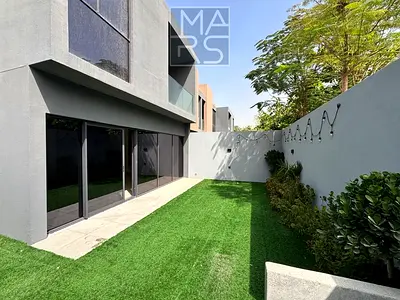 منزل زاوية جاهز للسكن مكون من 3 غرف نوم في روبينيا مسار، ضمن صف منازل منفردة.