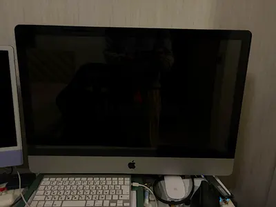 Apple iMac desktop (includes Apple keyboard  Magic Mouse)