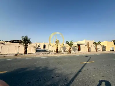 للبيع فيلا في منطقة النوف 4  اول خط مباشره مقابل القصور الفيلا مقابل بوابه القصر  مساحه الفيلا 16400 قدم