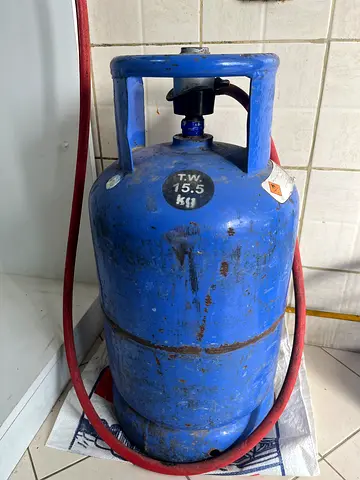 URGENT Sale due to relocation to UK. Gas Cylinder (200)and Geepas 4 Burner Gas Stove Glass Top-200AE