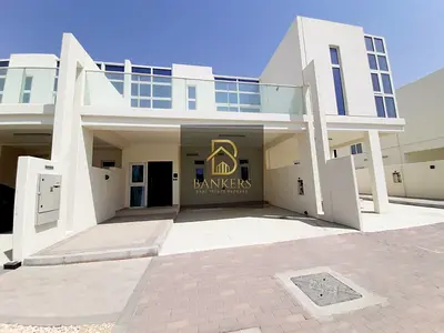 أكبر شقة بثلاث غرف نوم + غرف للخادمات - صف واحد - تصميم نادر