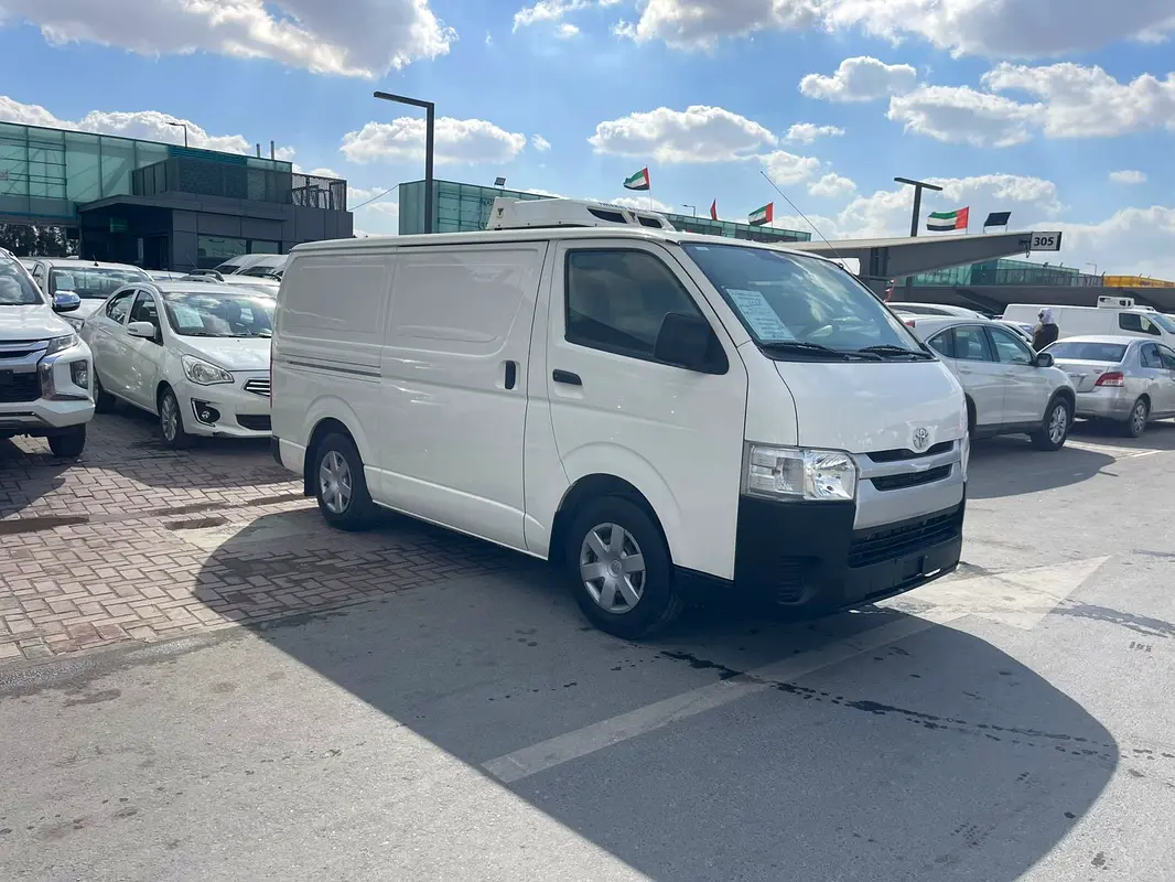 Toyota Hiace 2022 — photo 1 of 14