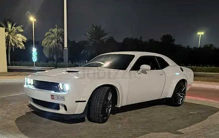 Dodge challenger SXT plus model 2017 Coupe White color, black leather interior ventilated seats