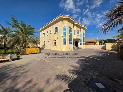 For sale: a distinctive villa in the Al-Qarayen 4 area, quiet location and close to the mosque and park, land area 17,786 sq. ft., consisting of 8 bed
