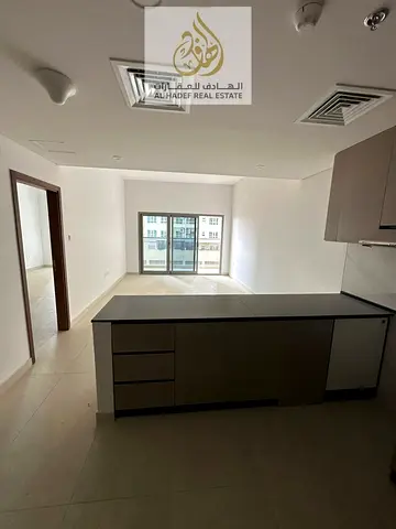 العامرة مدينة الامارات على شارع الشيخ محمد بن زايد مباشرة -أول ساكن - غرفة وصاله 2 حمام مع بلكونة اطلالة مفتوحة و خزانات بالحائط - مساحات كبيرة تشطيب