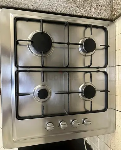 4-burner stainless steel built-in gas hob — good condition with gas cylinder