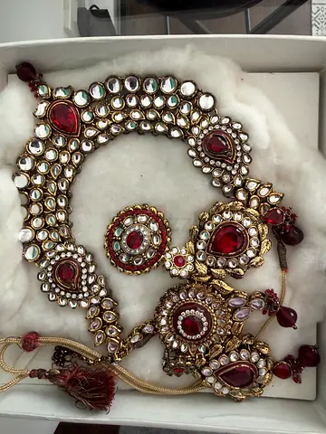 Kundan bridal necklace set with matching earrings and maang tikka