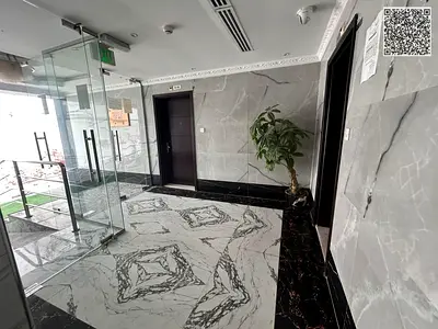 شقة فاخرة ثلاث غرف وصالة منفصلة بتصميم واسع وموزع مريح وبلكونة بإطلالة على شارع الشيخ عمار موقع حيوي ومميز