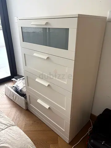 White 5-drawer chest of drawers with glass panel - good condition