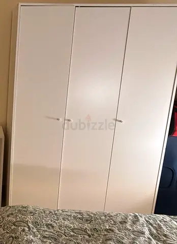 White 3-door wardrobe, used - good condition Width: 117 cm
Depth: 55 cm
Height: 176 cm