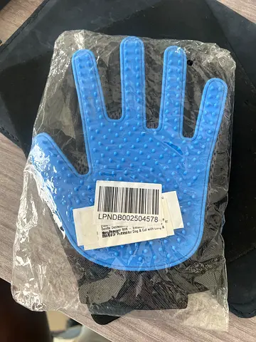 Pet grooming gloves